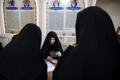Una funcionario de elección iraní registra los votantes para el Parlamentario y la Asamblea de Expertos en un colegio electoral en Qom.