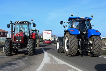 Varios tractores cortan la circulación durante la tractorada este jueves a su paso por la localidad de Villadangos del Páramo, León, con su intención de llegar hasta el edificio de la Junta en la capital leonesa.