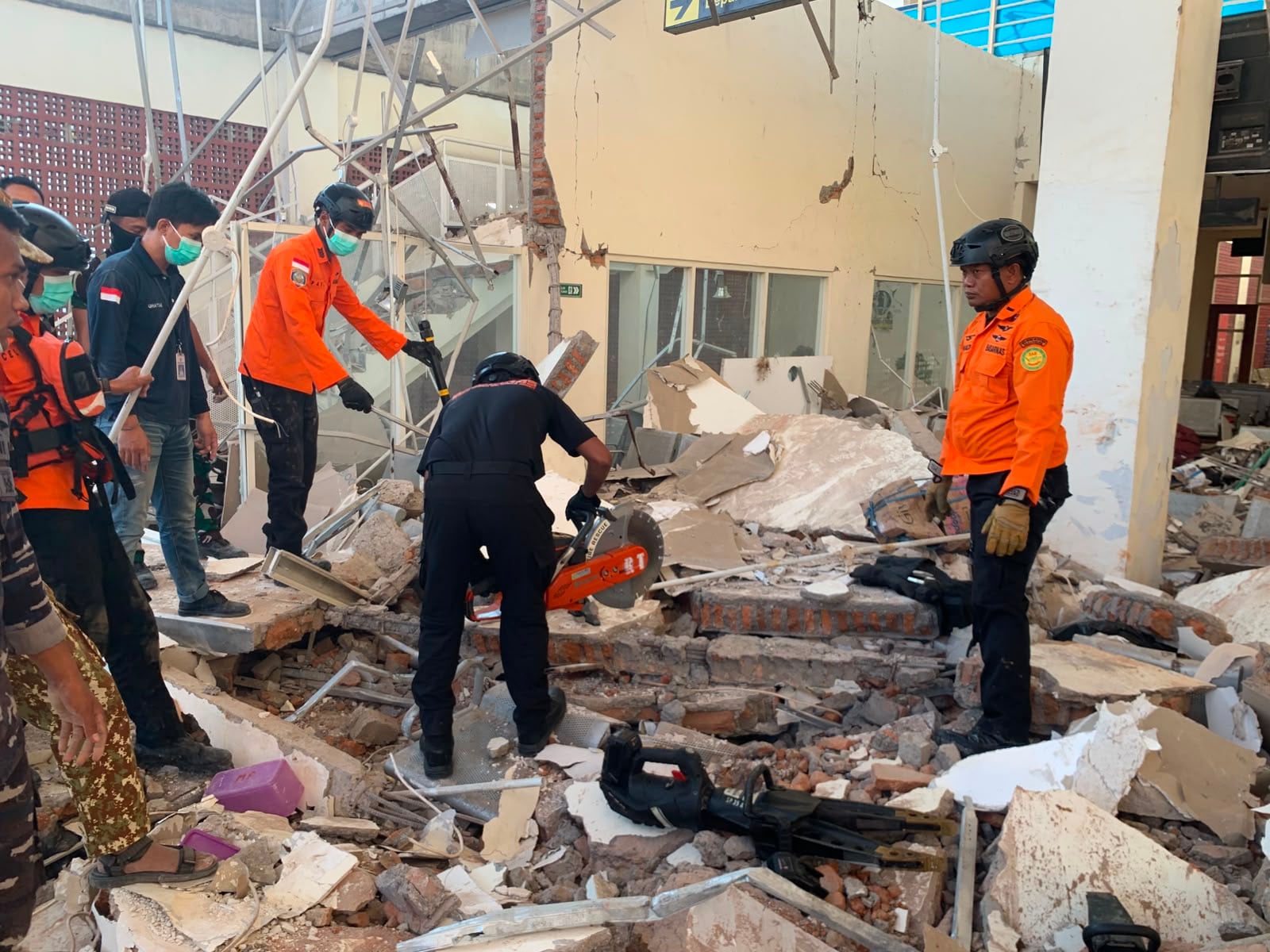 Los equipos de rescate de Indonesia buscan supervivientes tras el terremoto de 7,7 de magnitud