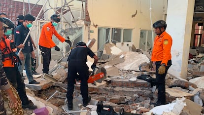 Los equipos de rescate de Indonesia buscan supervivientes tras el terremoto de 7,7 de magnitud