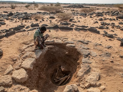 Uno de los trabajadores afar, de la campaña de excavación arqueológica en Abou Yousouf, observa una posible tumba neolítica antes de proceder a taparla.