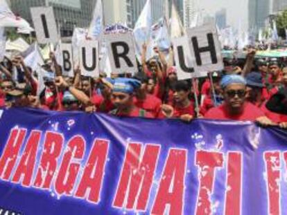 Trabajadores indonesios marchan hacia el Palacio Presidencial durante la celebración del Día Internacional del Trabajo en Yakarta, Indonesia.