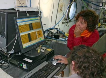 Investigadores de Vigo observan los resultados del sónar que rastrea los fondos marinos de la ría.
