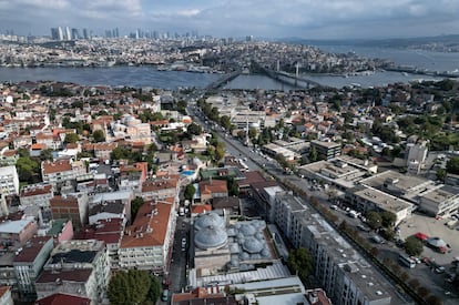 Vista aérea de Estambul y de las cúpulas de la mezquita de Zeyrek. 