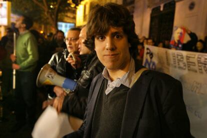 Isacar Marín, durante la concentración en protesta por la detención de Assange.