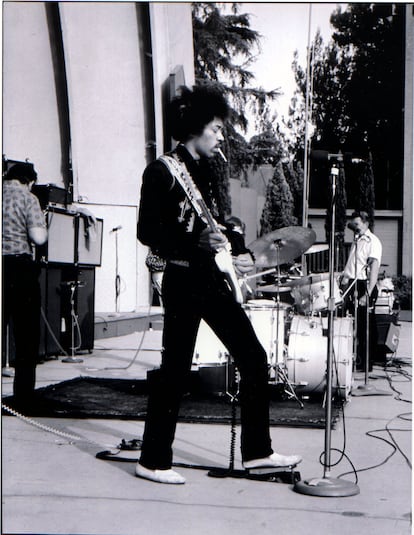 El guitarrista Jimi Hendrix ensaya antes de uno de sus conciertos en el Hollywood Bowl, en 1968.