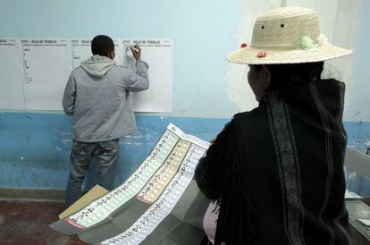 Un miembro de un colegio electoral realiza un recuento de votos obtenidos por los candidatos a jueces en la localidad de Penas, a 30 kilómetros de La Paz, Bolivia. Por primera vez los bolivianos pueden elegir a los jueces nacionales, en unos comicios claves para el presidente Evo Morales.