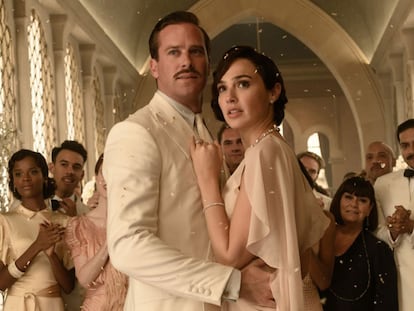 Armie Hammer y Gal Gadot (en el centro), dos de los protagonistas de 'Muerte en el Nilo'.