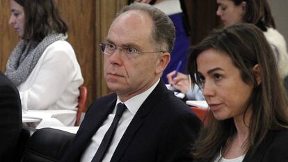 El presidente del Adif, Juan Bravo, junto a la directora general y favorita para la sucesión Isabel Pardo.