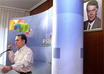 Nicolás Redondo, en una rueda de prensa en Amurrio (Álava).