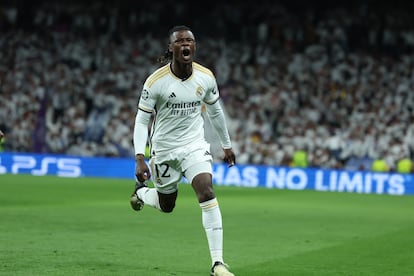 Eduardo Camavinga celebra tras anotar un gol ante el Manchester City, durante el partido de ida de cuartos de final de la Liga de Campeones que Real Madrid y Manchester City disputan este martes en el estadio Santiago Bernabéu. 