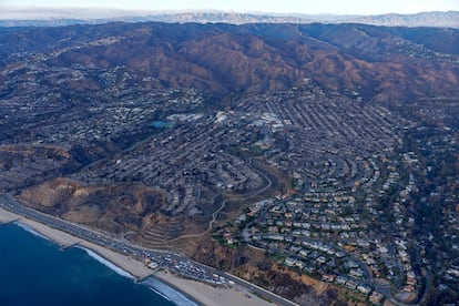 Una imagen aérea del área devastada por el fuego de Pacific Palisades.