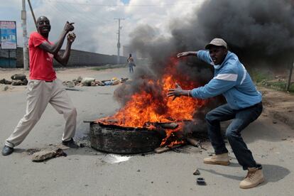 REFILE - REMOVING RESTRICTIONS Supporters of Kenyan opposition National Super Alliance (NASA) coalition set tires on fire in Embakasi, on the outskirts of Nairobi, Kenya November 28, 2017. REUTERS/Stringer