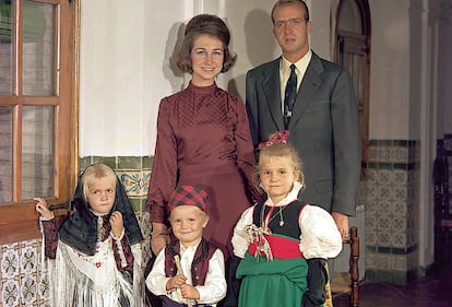 Don Juan Carlos y doña Sofía, con sus hijos, vestidos con trajes típicos de Aragón.