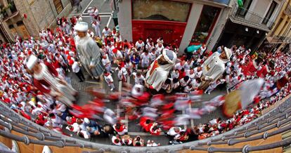 Personas de todo el mundo acuden a la ciudad de 200,000 residentes para probar su valentía y disfrutar de la mezcla de fiestas, procesiones religiosas y conciertos. En la imagen, la Comparsa de Gigantes y Cabezudos recorre las calles de Pamplona.