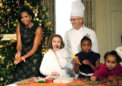 Michelle Obama, cocinando junto a hijos de militares en la Casa Blanca, en 2010.