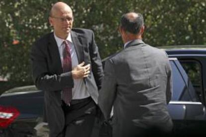 El representante de la troika para Portugal por parte del Banco Central Europeo, Rasmus Ruffer (i), a su llegada para reunirse con representantes políticos y empresariales en Lisboa, Portugal, hoy, martes 17 de septiembre de 2013.