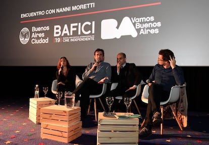 Nanni Moretti, el segundo por la izquierda, en una charla p&uacute;blica en el Bafici.