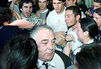 Josep Maria Nadal, rector saliente de la Univerdidad de Girona, rodeado de alumnos que le increpan.