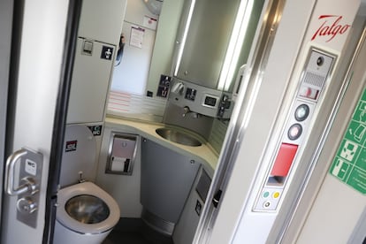 Cuarto de baño del modelo Avlo de la serie 112 de Renfe.