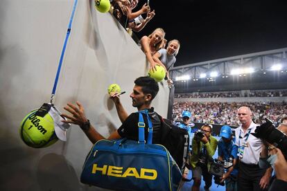 Djokovic firma pelotas a los aficionados de Melbourne.
