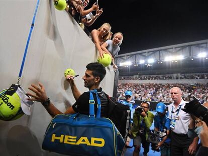 Djokovic firma pelotas a los aficionados de Melbourne.