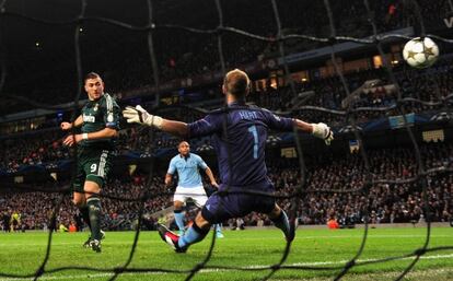 Benzema, en el momento de marcar ante Hart.