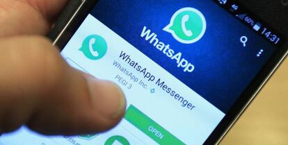 Un usuario descarga la 'app' de Whatsapp en su móvil.