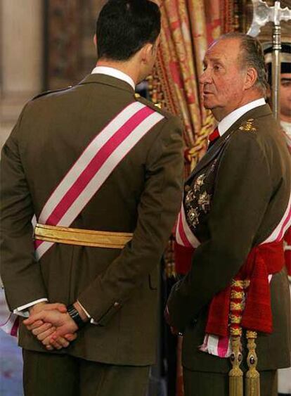 Don Juan Carlos conversa con el príncipe Felipe durante la celebración de la Pascua Militar.