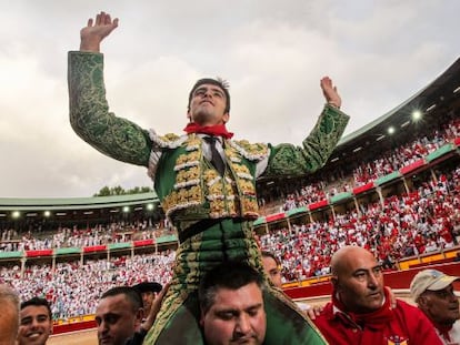 Miguel Angel Perera sale a hombros de la plaza de Pamplona al cortar dos orejas.