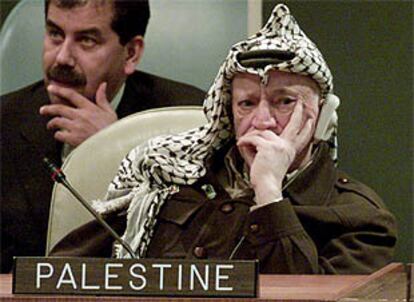 El presidente palestino, Yasir Arafat, escucha una de las intervenciones en la Asamblea General de la ONU.