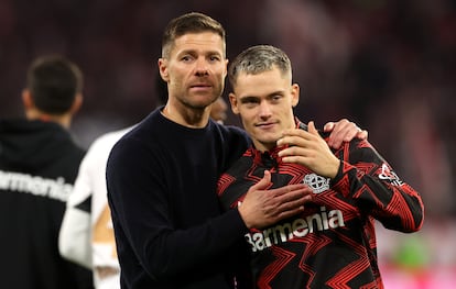 Xabi Alonso (izquierda) junto a Florian Wirtz en el partido contra el Bayern Munich.