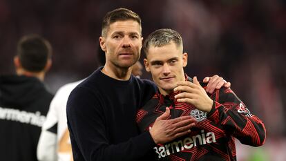 Xabi Alonso (izquierda) junto a Florian Wirtz en el partido contra el Bayern Munich.