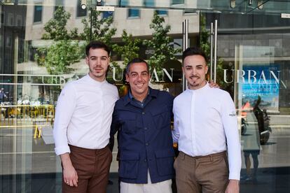 El grupo hotelero Derby ficha al Grupo Cañitas Maite para hacerse cargo del restaurante Cebo en el Hotel Urban de Madrid. En la imagen, el hotelero Joaquim Clos, y los cocineros Javier Sanz y Juan Sahuquillo.