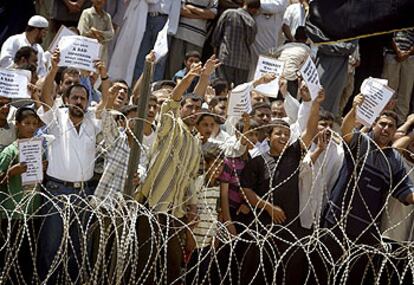 Decenas de iraquíes gritan contra Estados Unidos en el exterior de la cárcel de Abu Ghraib.