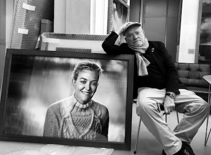Peter Lindbergh, junto a un retrato suyo de Marta Ortega, en París en 2019.