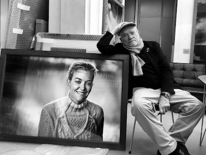 Peter Lindbergh, junto a un retrato suyo de Marta Ortega, en París en 2019.