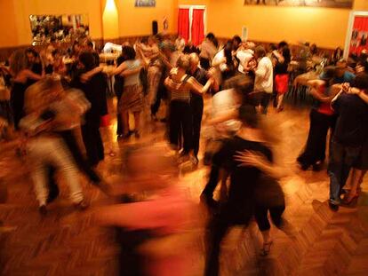 Baile en milonga del martes en el salón Canning del bonaerense barrio de Palermo. La milonga es un baile arrabalero, vivaz y divertido emparentado con el tango.