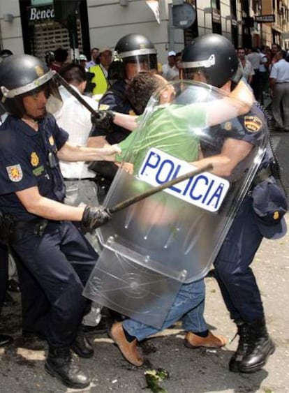 Enfrentamientos entre la policía y agricultores en Almería.
