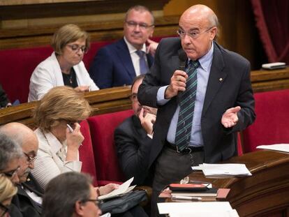 El conseller Boi Ruiz, en una sessió de control al Govern al Parlament.