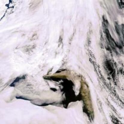 Imagen facilitada por la Agencia Espacial Europea (ESA) hoy, viernes, 7 de mayo de 2010, que muestra la nube provocada por la erupción del volcán subterráneo del glaciar Eyjafjallajökull, al sur de Islandia.