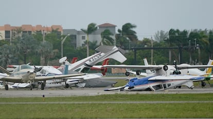 Aviones volcados tras el paso del huracán en el aeropuerto de North Perry en Pembroke Pines, Miami (Florida). Los huracanes se han convertido en algo cotidiano al final de cada verano para los habitantes del Estado, pero suelen llegar por la costa oriental. 'Ian', sin embargo, entra de lleno por la parte occidental del territorio.