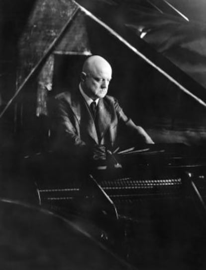 Jean Sibelius, sentado al piano, en su casa de Helsinki en 1938.