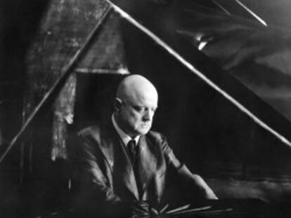 Jean Sibelius, sentado al piano, en su casa de Helsinki en 1938.