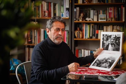 Claudio Pérez muestra parte de su archivo, donde tiene hojas de contacto y fotografías de los años 80.
