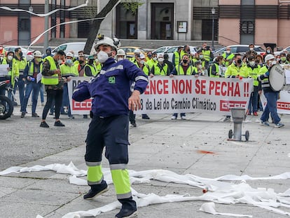 Trabajadores de la factoría pontevedresa de ENCE se concentran con chalecos amarillos, humo, pancartas y tirando rollos de papel higiénico en las inmediaciones del Ministerio de Transición Ecológica en Madrid