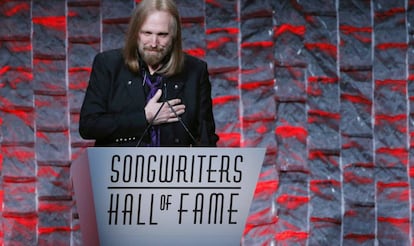 Tom Petty discursa em cerim&ocirc;nia em Nova York em 2016.