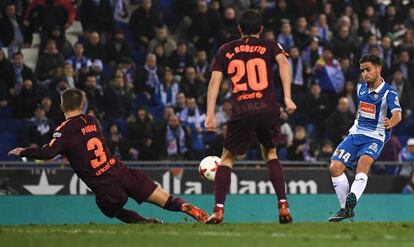 Melendo marca el gol del Espanyol ante el Barcelona. 