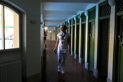 Mariann Eva, gerente del Balneario Lukacs, camina por uno de los pasillos.