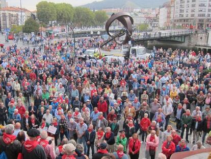 Concentración de los pensionistas vizcaínos junto al Ayuntamiento de Bilbao.